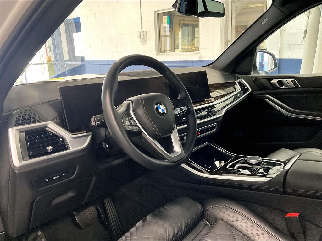 Used 2025 White BMW xDrive40i image 8