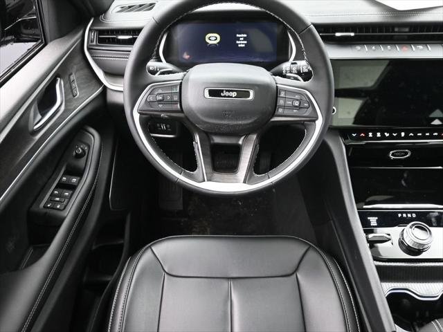 New 2026 Diamond Black Crystal Pearl-Coat Exterior Paint Jeep Limited image 14