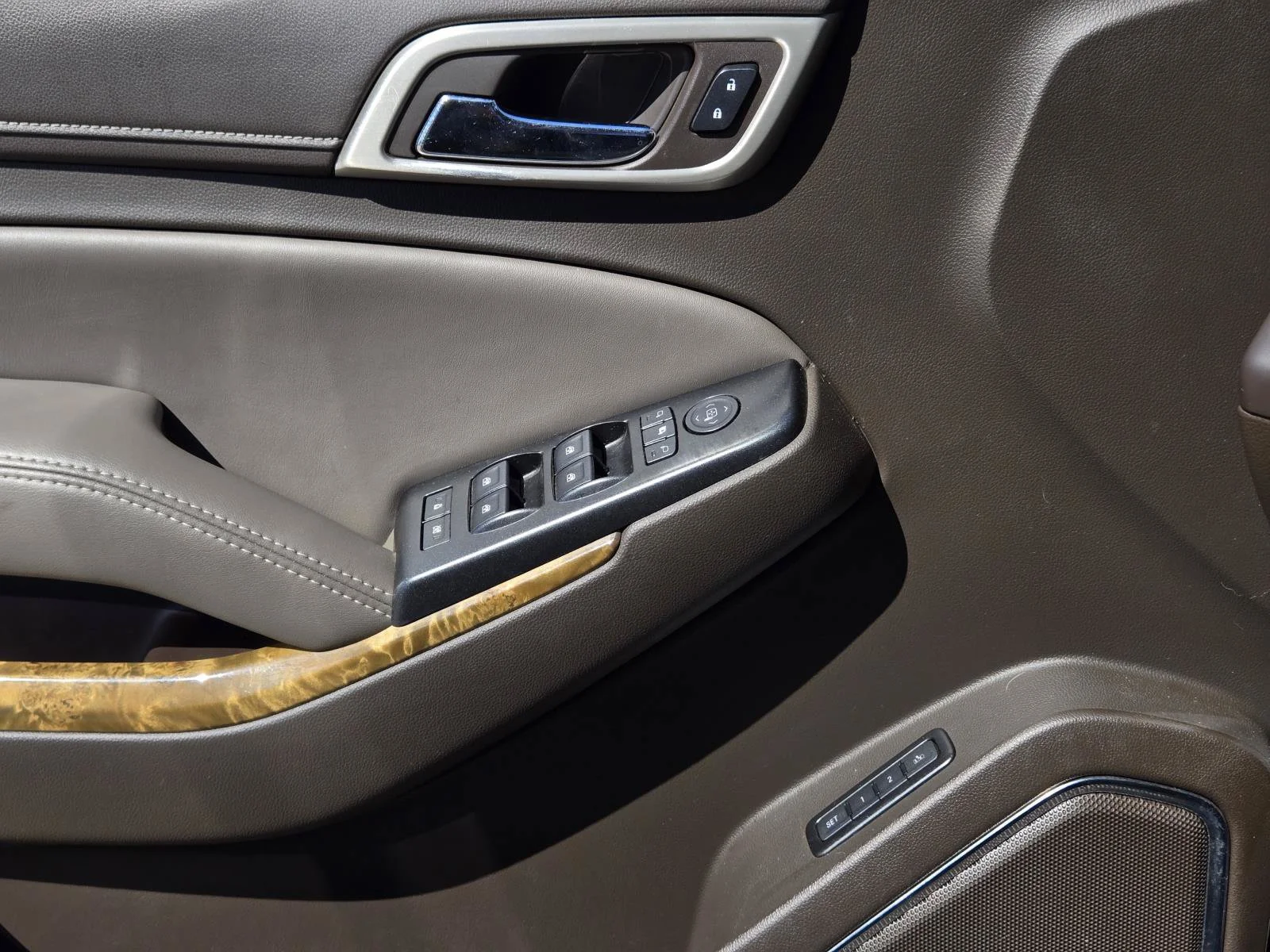 Used 2017 White Frost Tricoat GMC Denali image 27