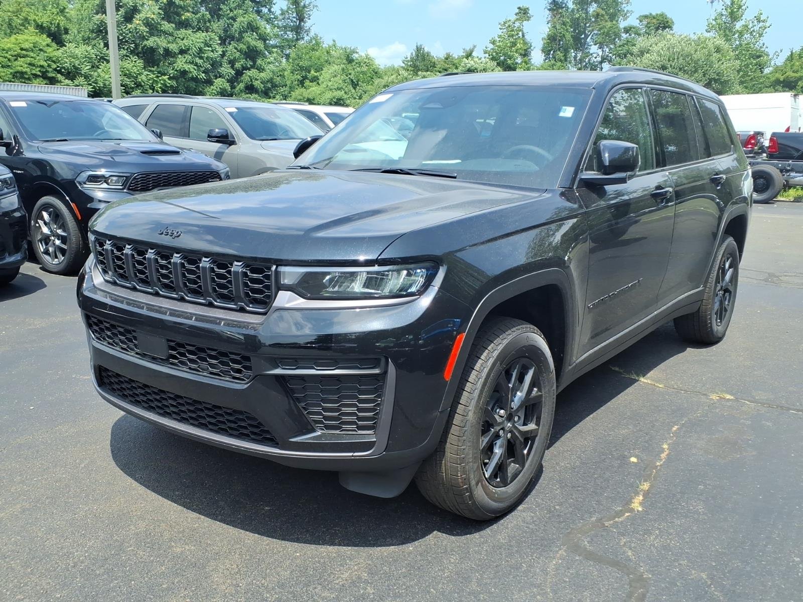 New 2026 Diamond Black Crystal Pearl-Coat Exterior Paint Jeep Laredo image 3