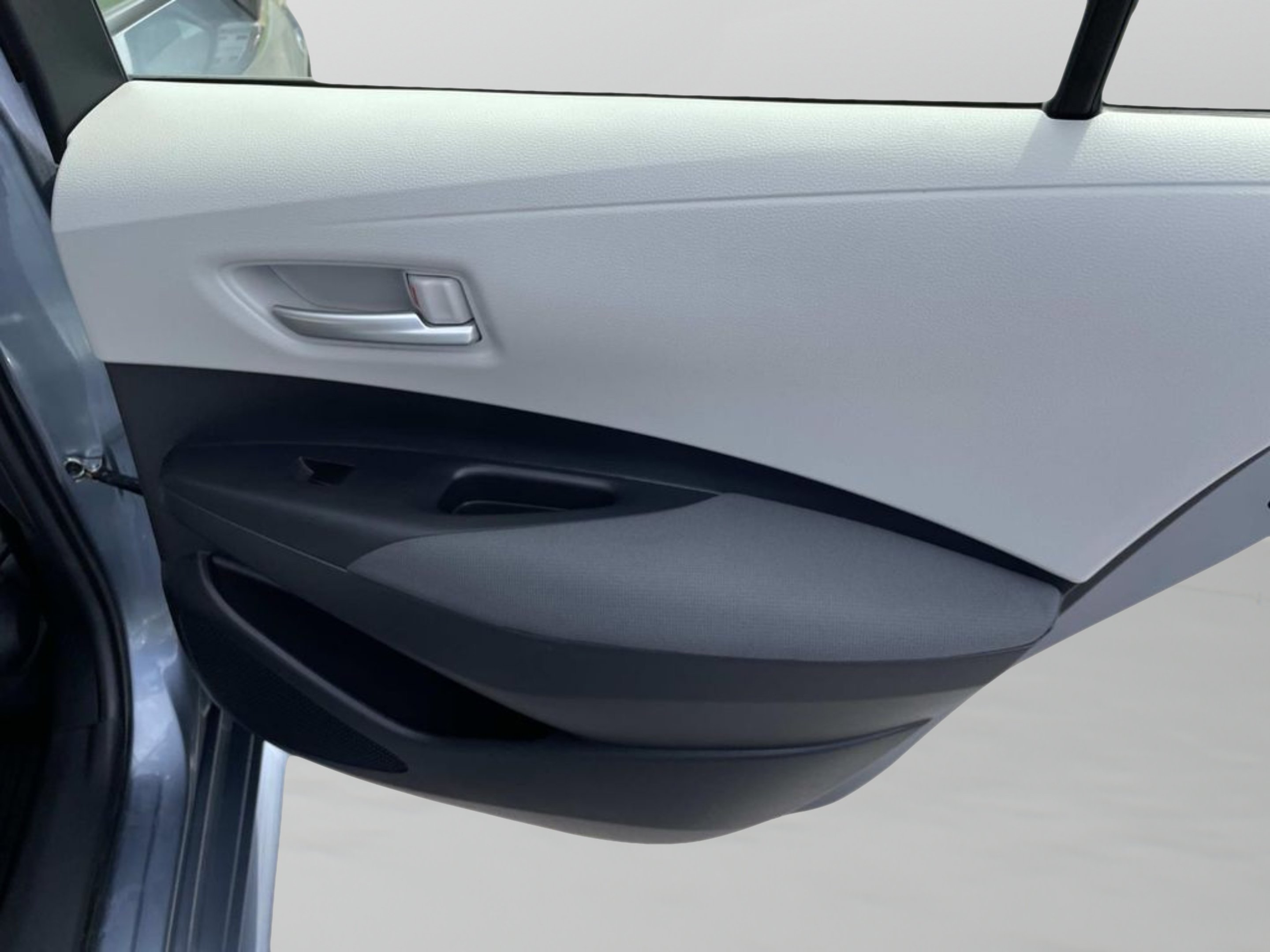 Used 2021  Toyota LE image 13