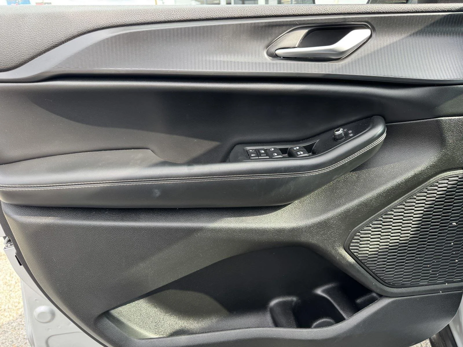 Used 2023 Silver Zynith Jeep Altitude image 18