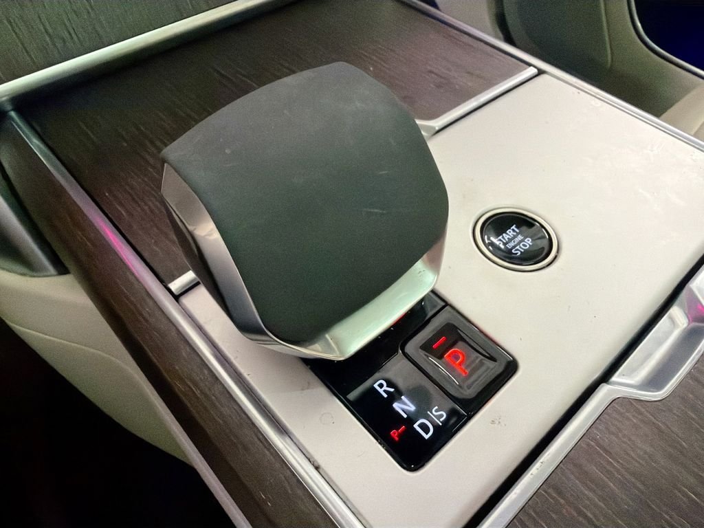 Used 2024 White Land Rover SE image 18