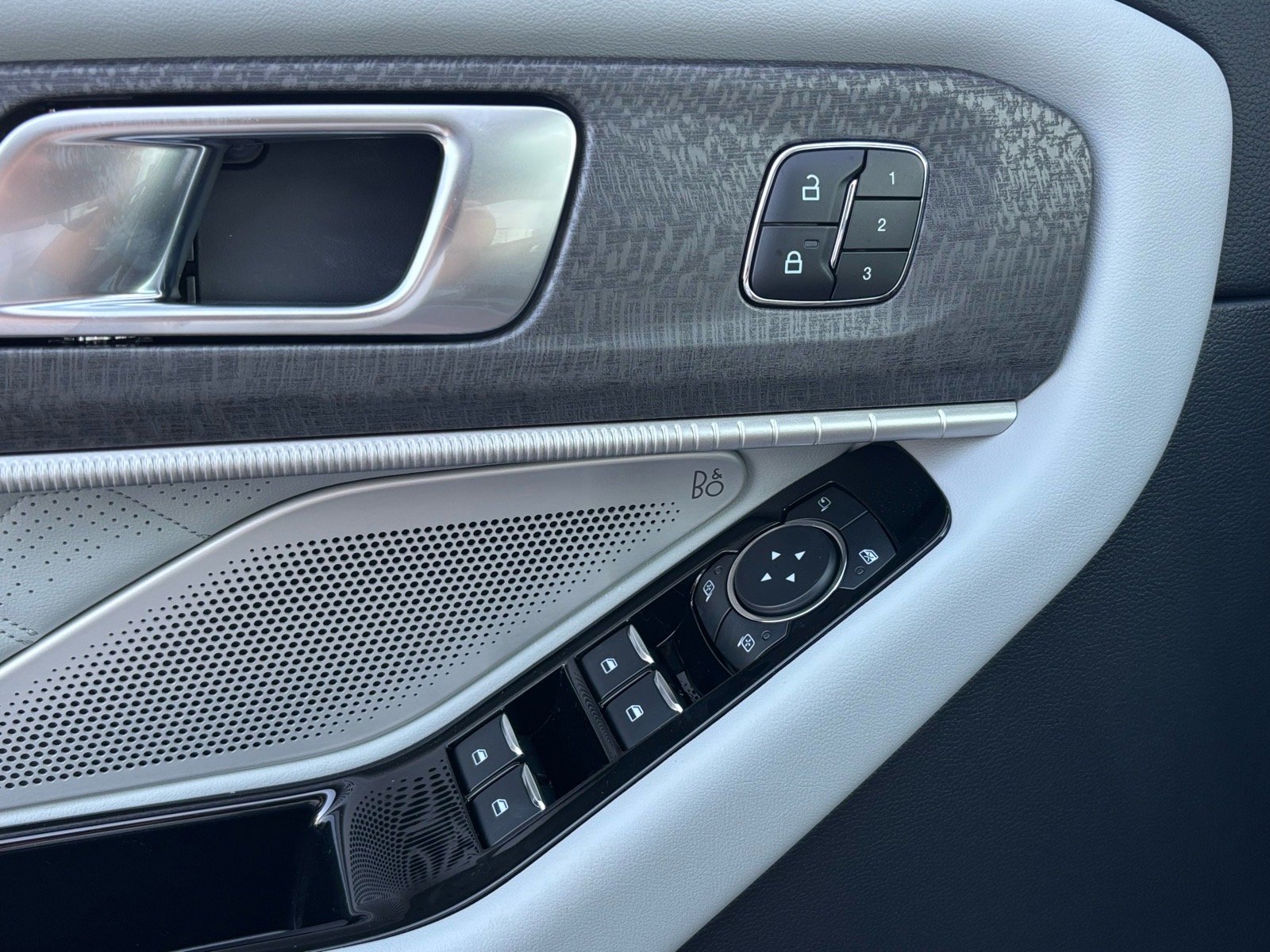 New 2026 Space White Ford Platinum image 8