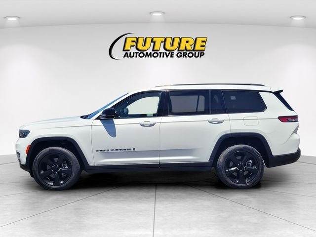 Used 2023 White Jeep Altitude image 6