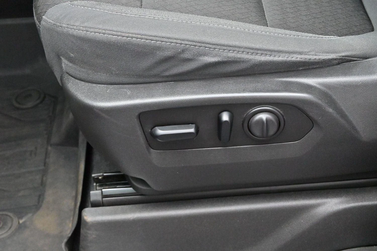 Used 2020 Onyx Black GMC Elevation image 13