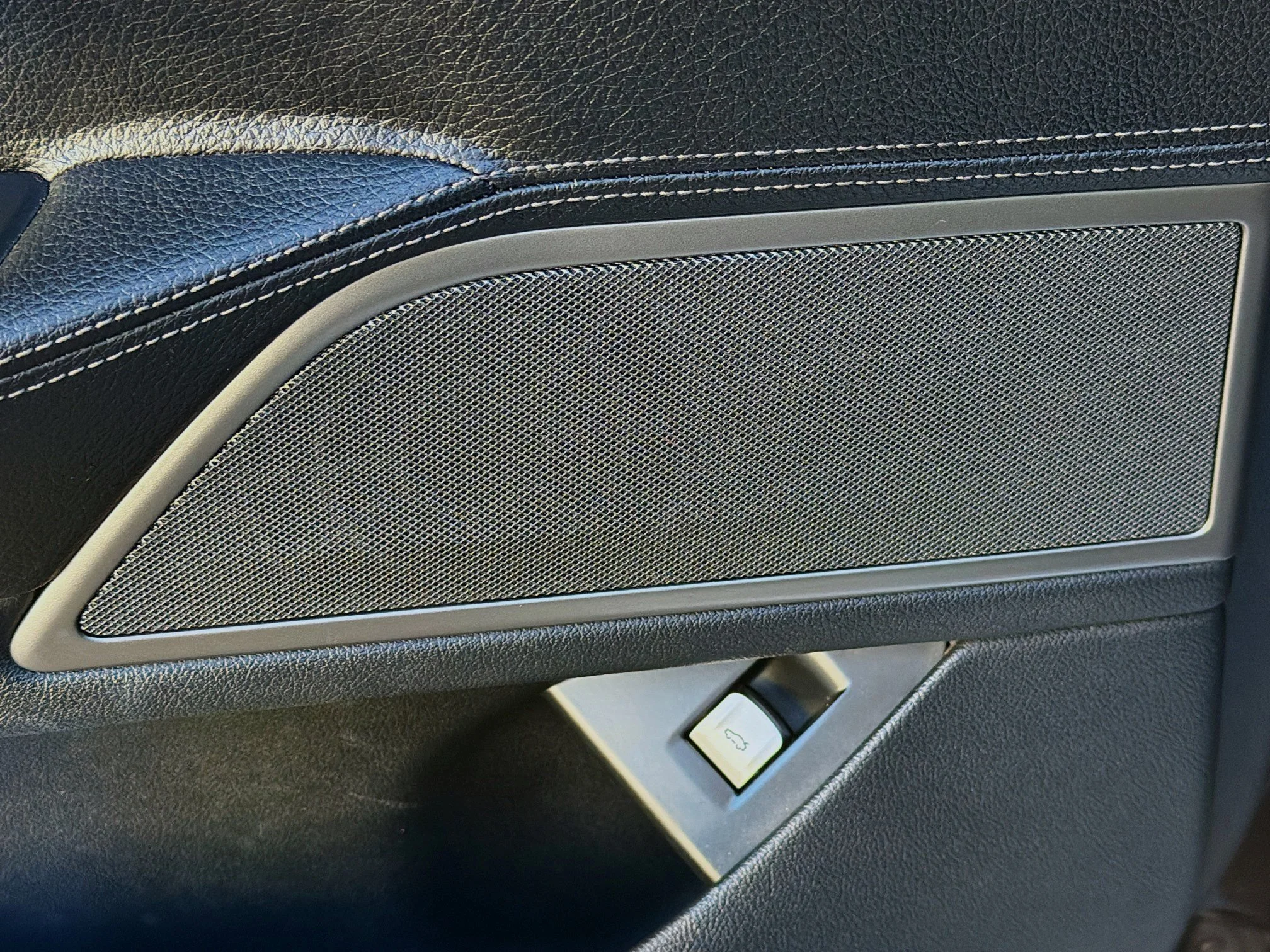 Used 2020 Dark Graphite Metallic BMW 740i image 24