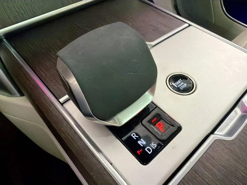 Used 2024  Land Rover SE image 18