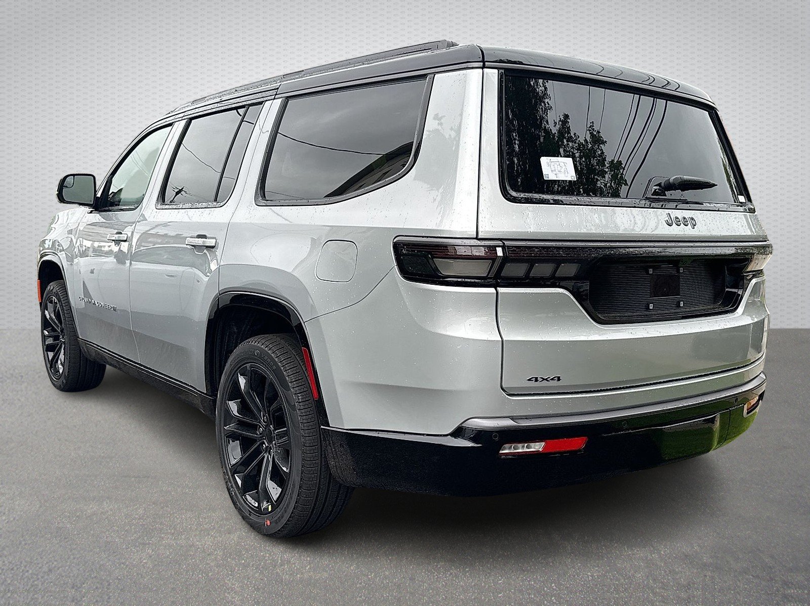 New 2026 Silver-Zynith Exterior Paint Jeep Summit Reserve 4x4 image 4