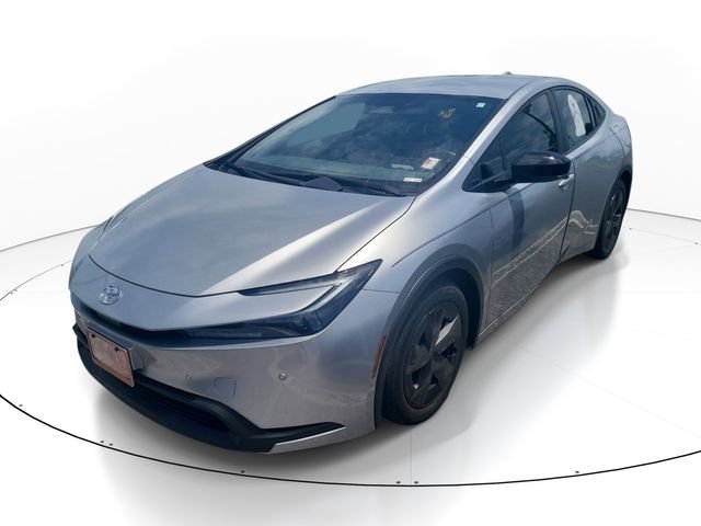 Used 2023  Toyota LE image 2