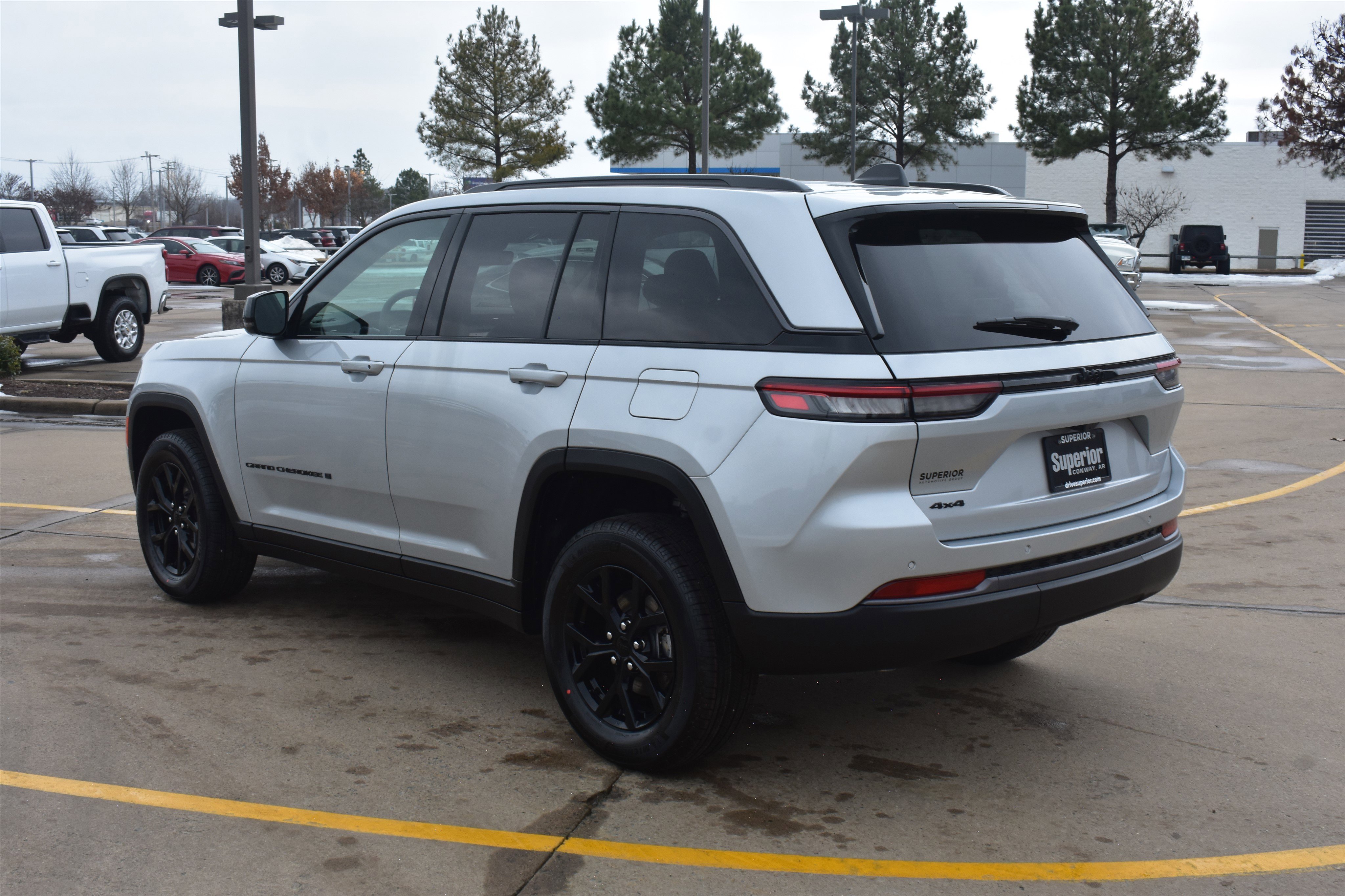 New 2026 Silver Zynith Exterior Paint Jeep Laredo Altitude image 8