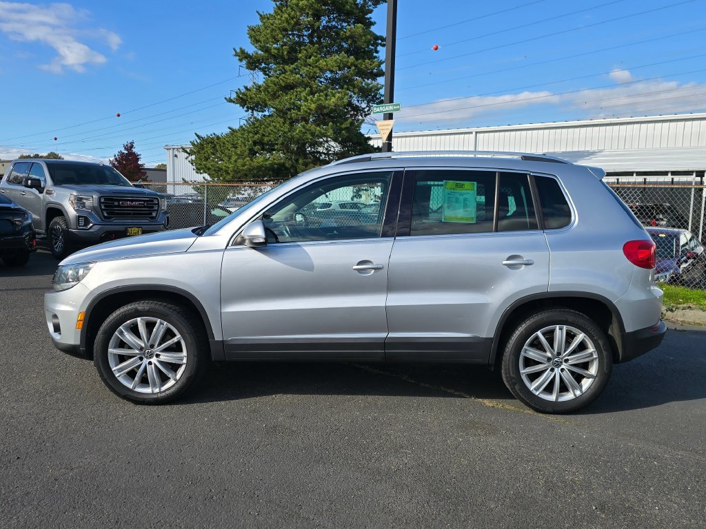 Used 2012 Silver Volkswagen SE image 2