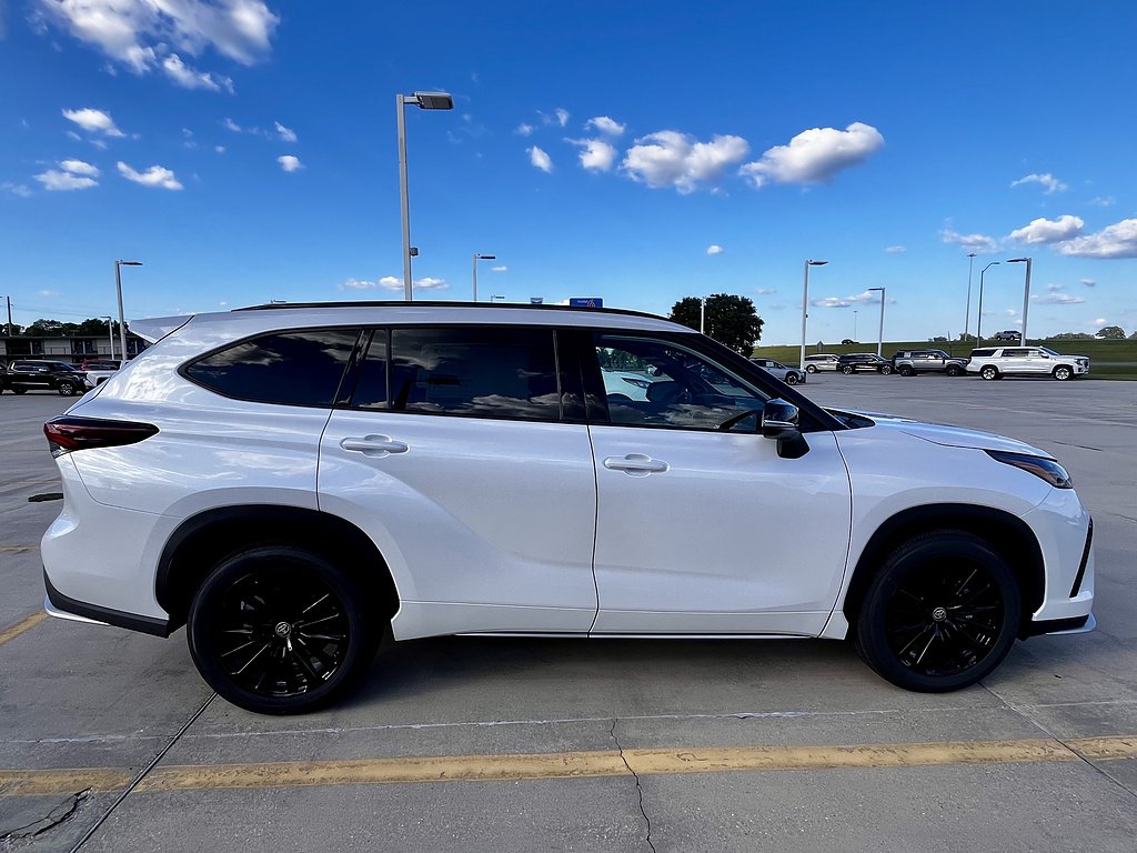 New 2026 Wind Chill Pearl <sup>1</sup> Toyota  XSE image 2