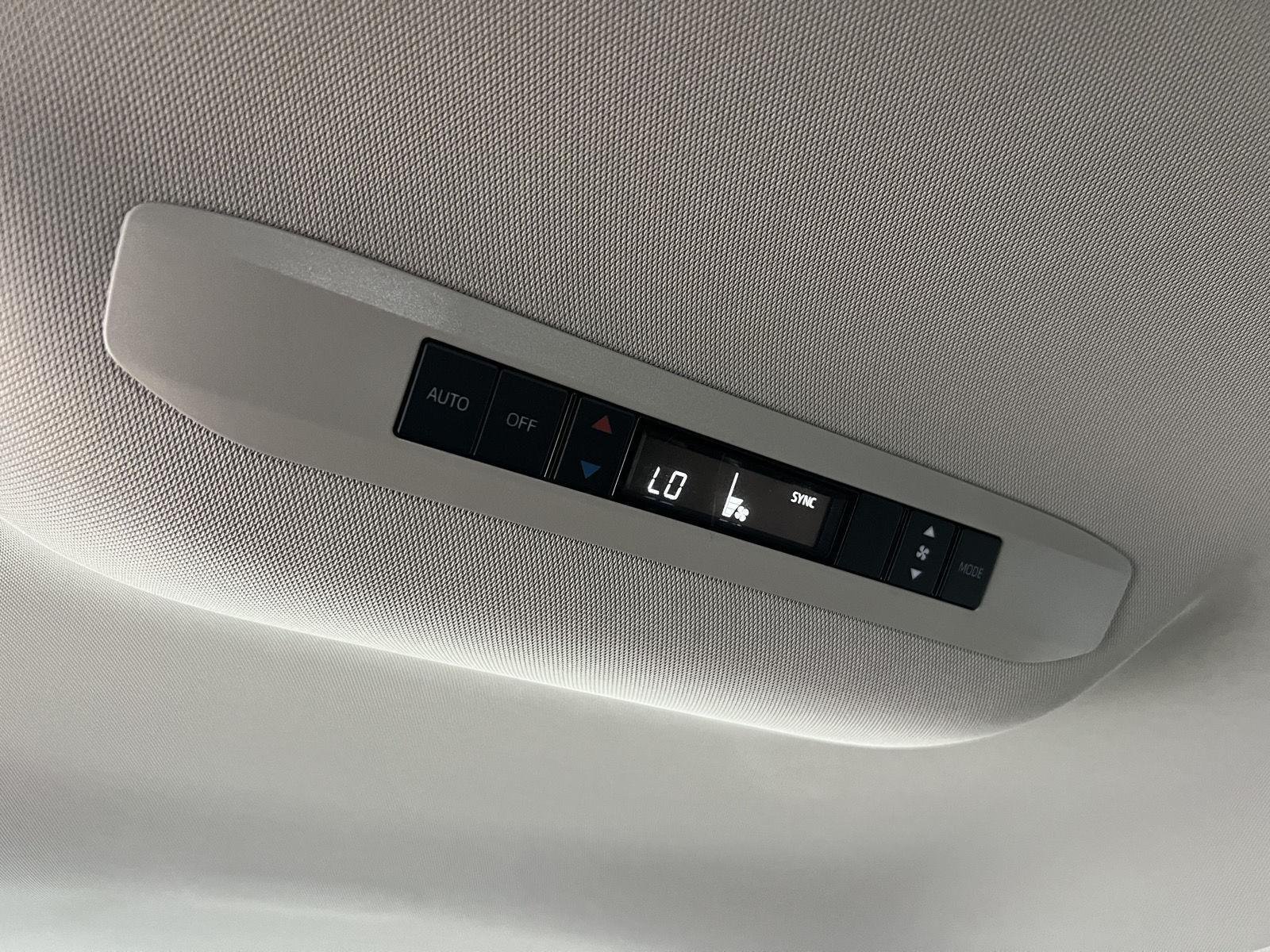 2025 Toyota Sienna LE - Photo 25
