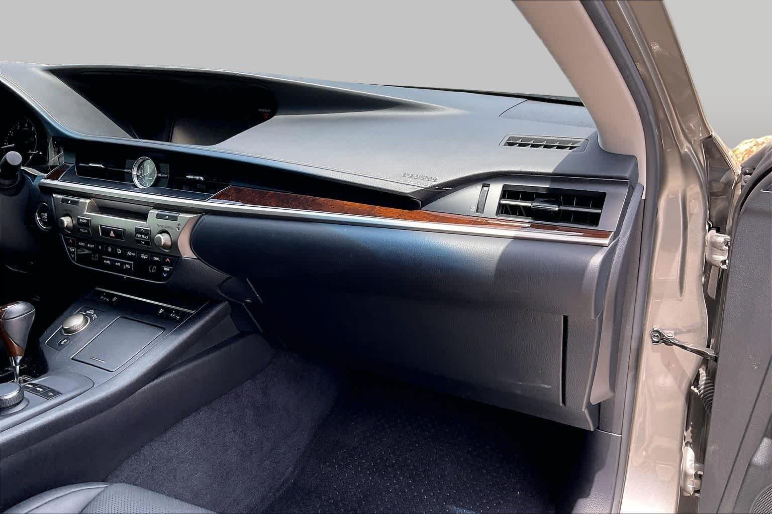 Used 2015 Atomic Silver Lexus  image 16