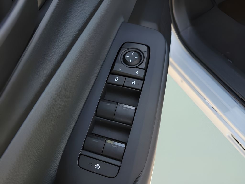2026 Toyota Prius LE - Photo 16