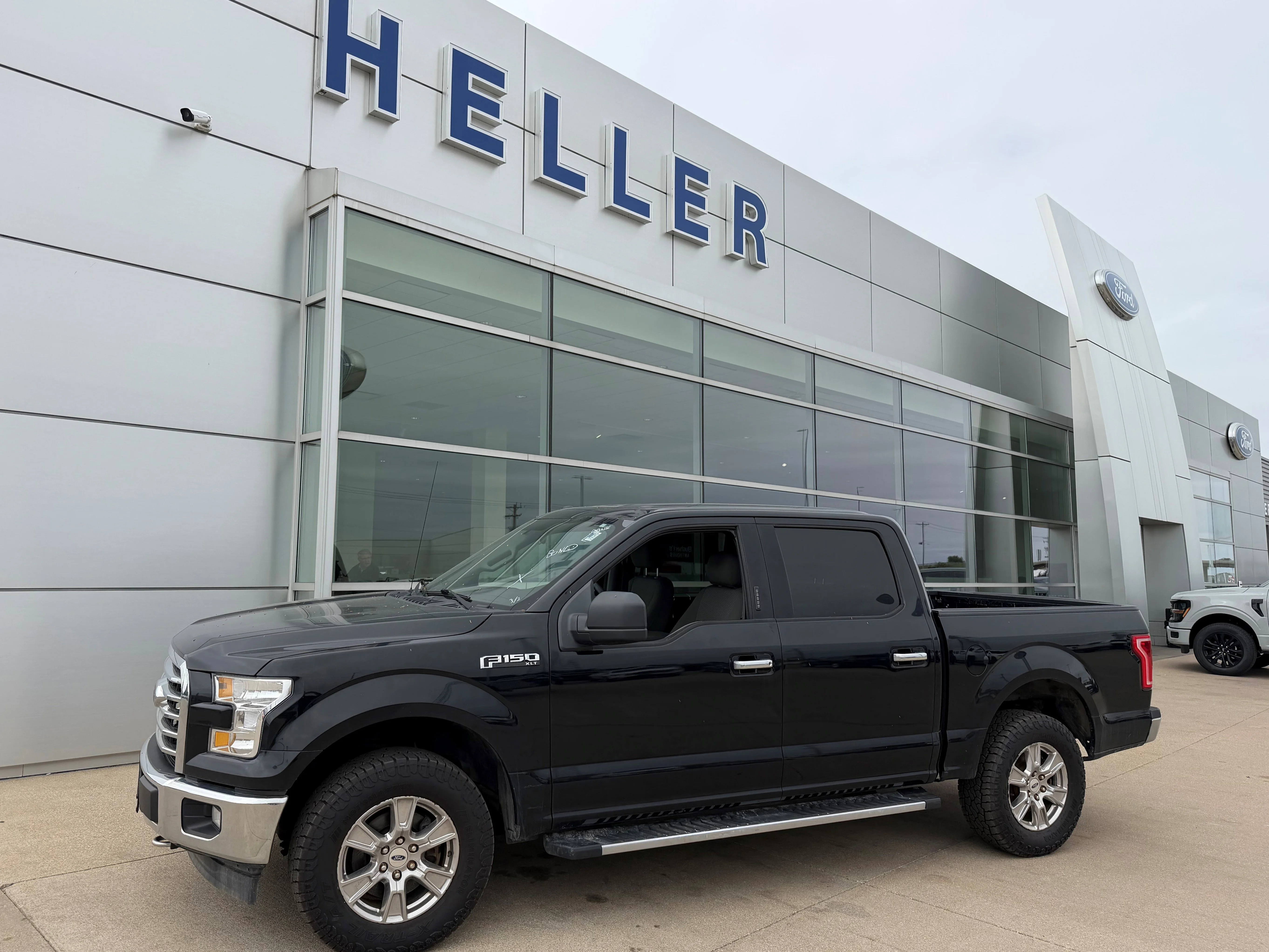 Used 2017 Shadow Black Ford XLT image 3