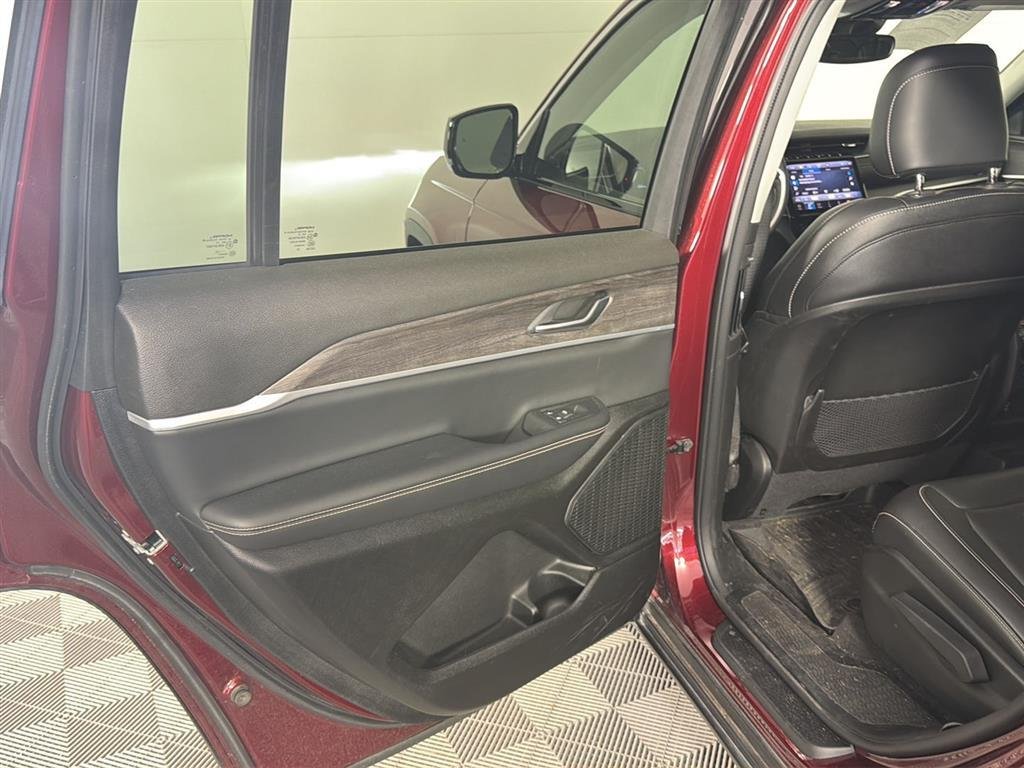 Used 2023 Velvet Red Pearlcoat Jeep Limited image 10