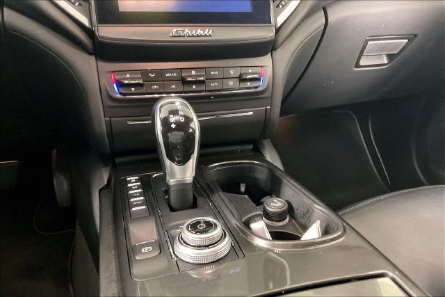 Used 2017  Maserati Base image 8