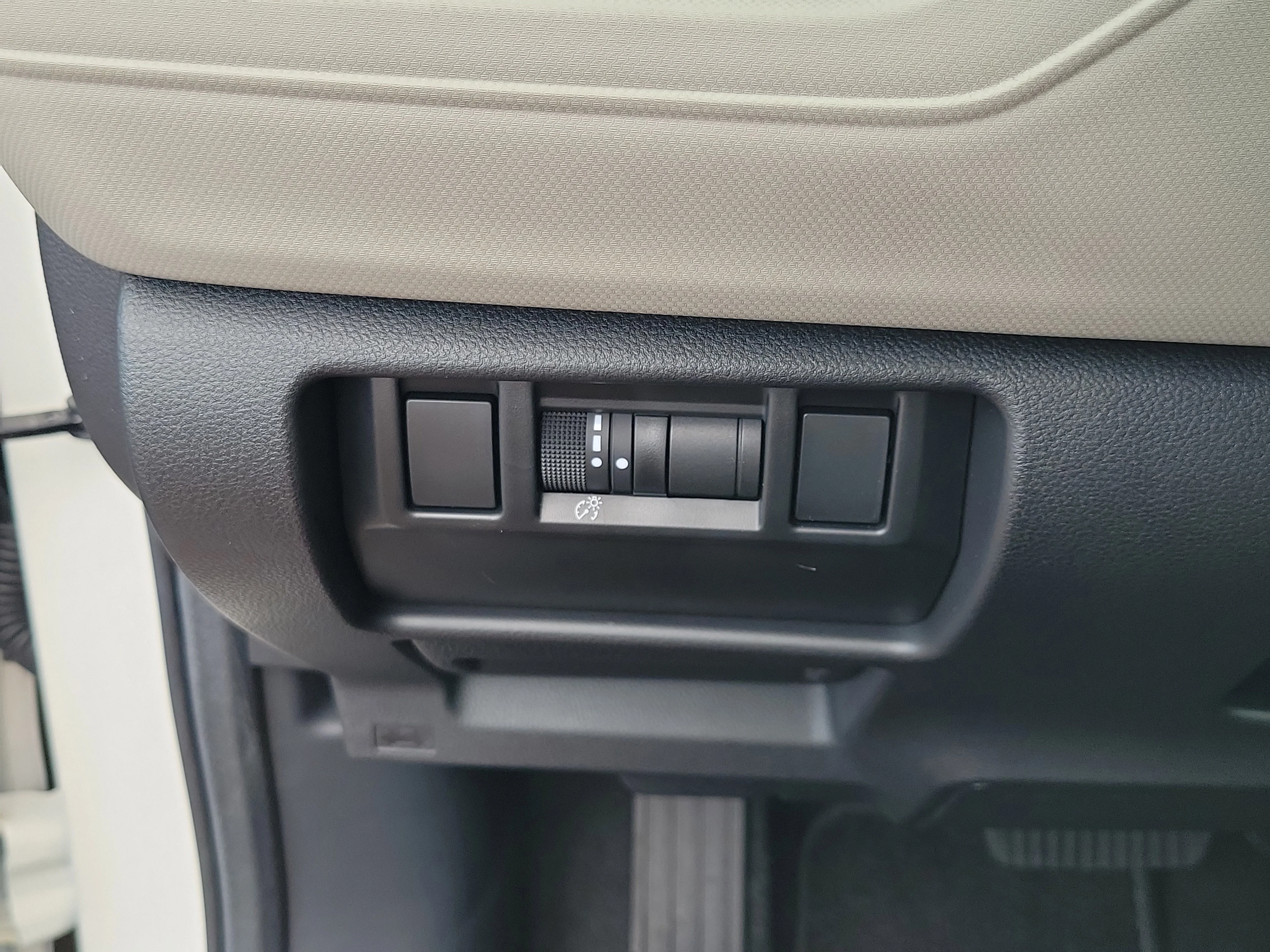Used 2026 Crystal White Pearl Subaru Sport Utility image 27