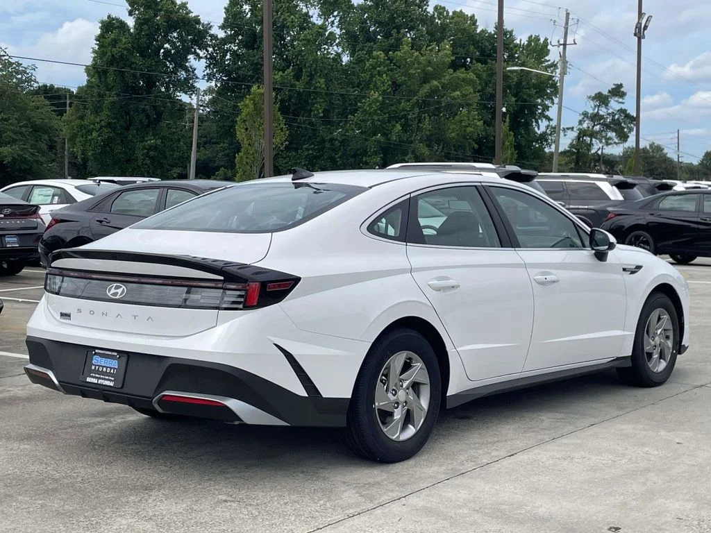 New 2026 White Hyundai SE image 3