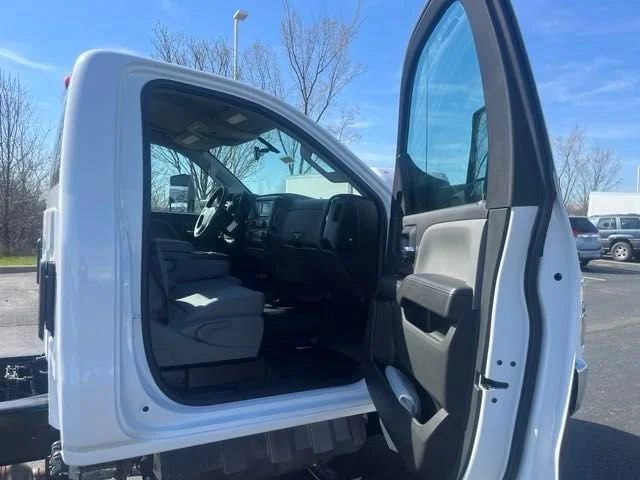 New 2024 Summit White Chevrolet Work Truck image 18
