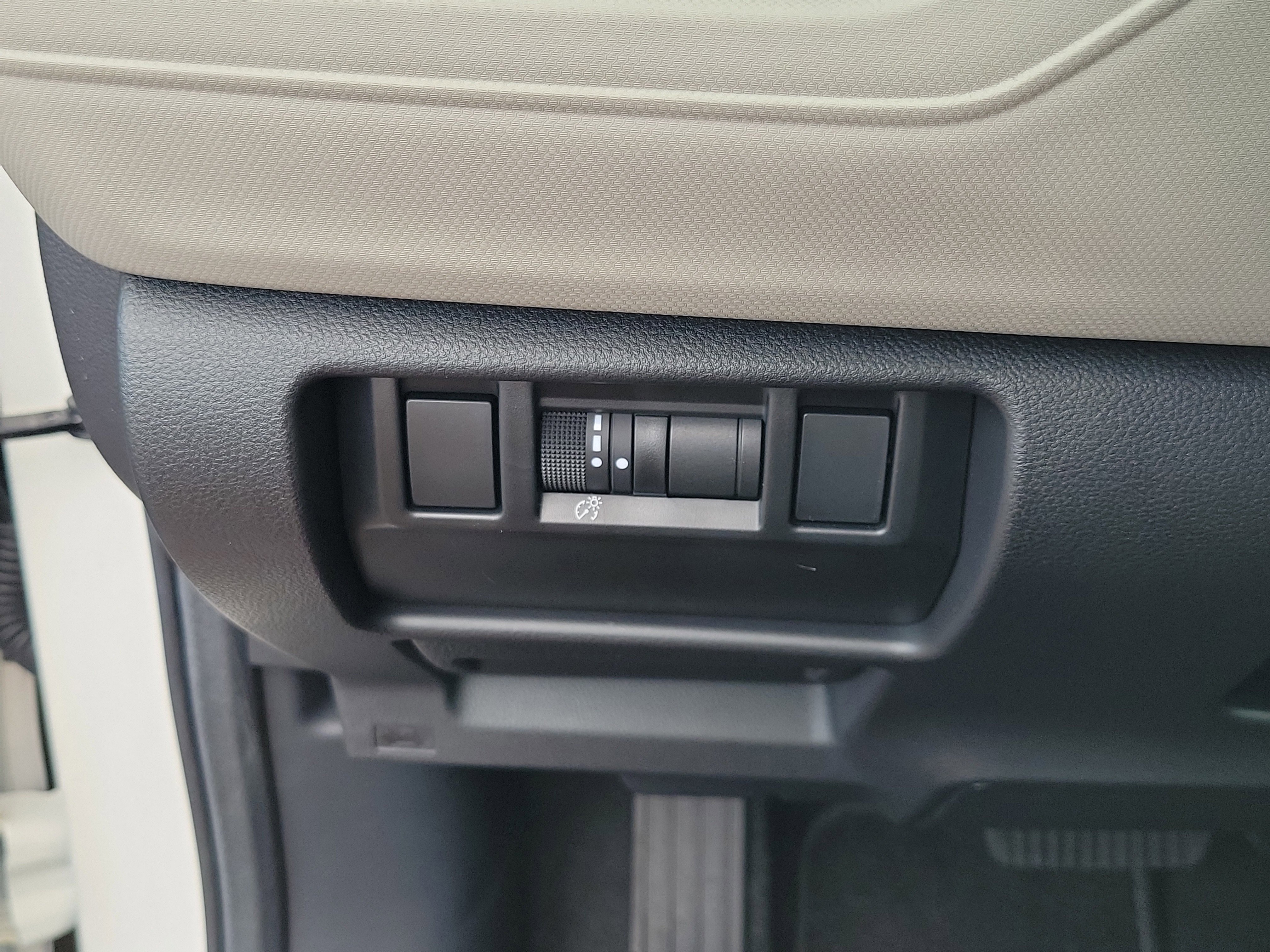 Used 2026 Crystal White Pearl Subaru Sport Utility image 27