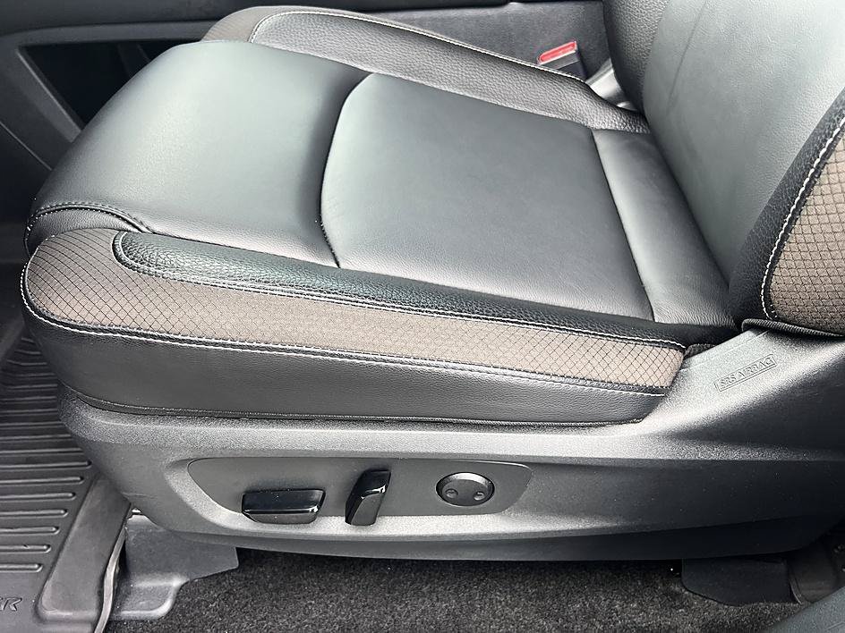Certified Used 2025 Solid Gray/Super Black Nissan SL image 22