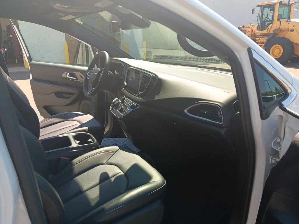 Used 2025 Bright White Clearcoat Chrysler Select image 31