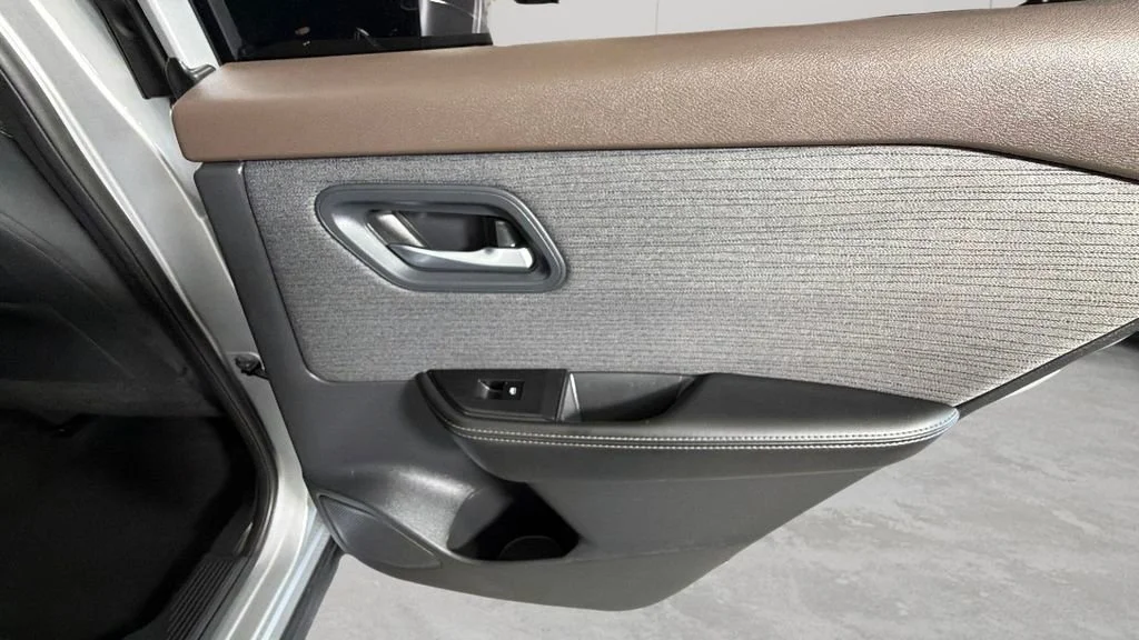Used 2021 Silver Nissan SV FWD image 32