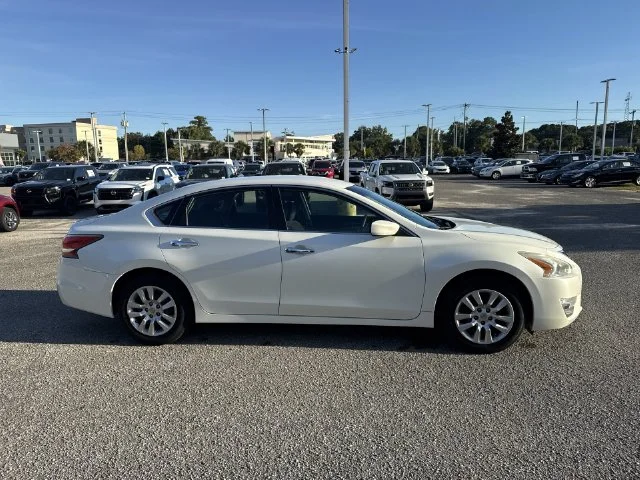 Used 2014 White Nissan 2.5 S image 4