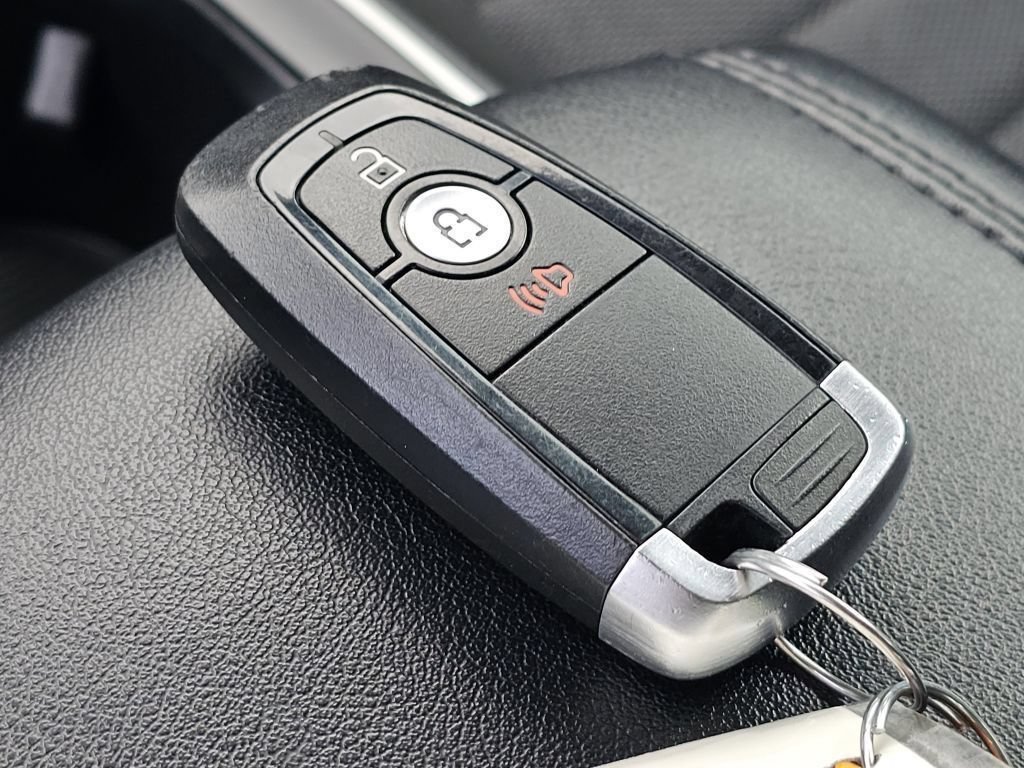 Used 2022 Oxford White Ford SE image 33