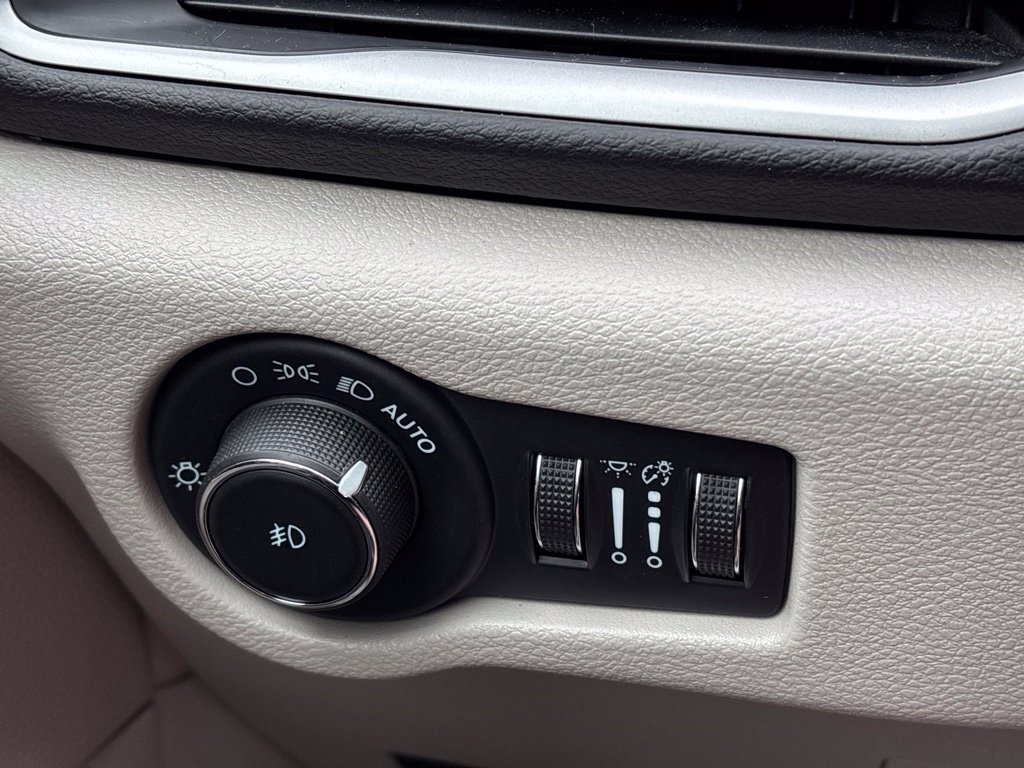 Used 2024 Silver Chrysler Touring L image 21
