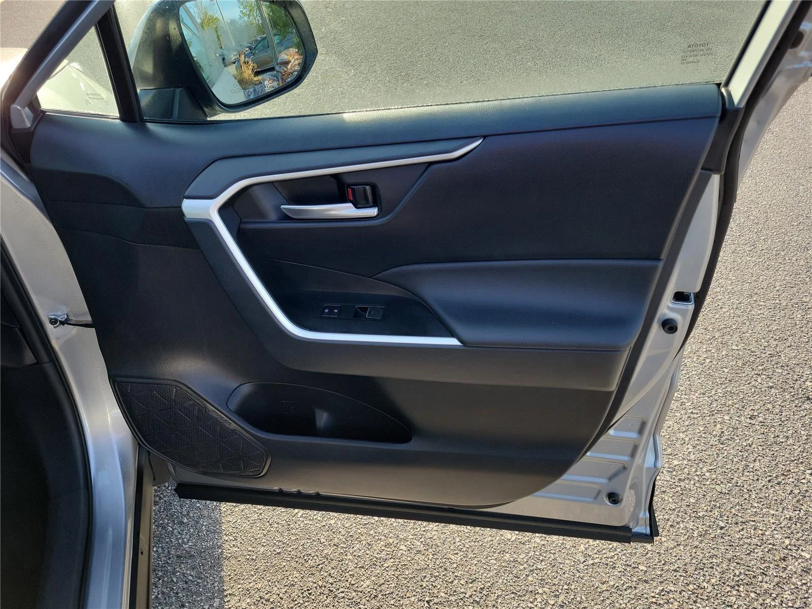 2025 Toyota RAV4 XLE - Photo 35