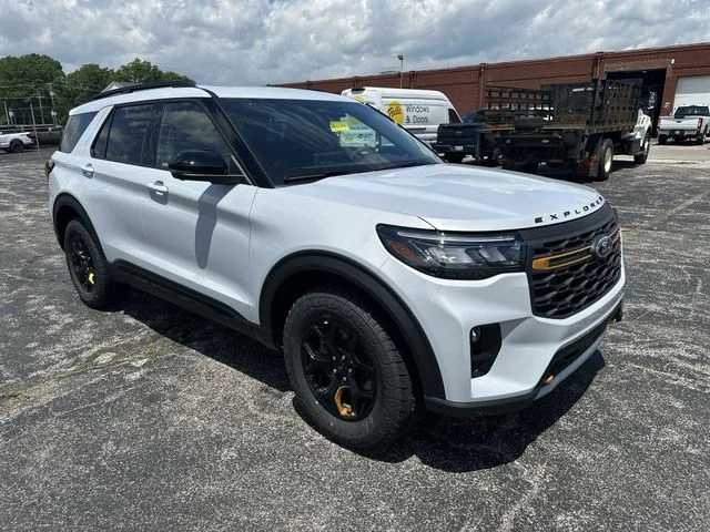 New 2026 Space White Metallic Ford Tremor® image 38