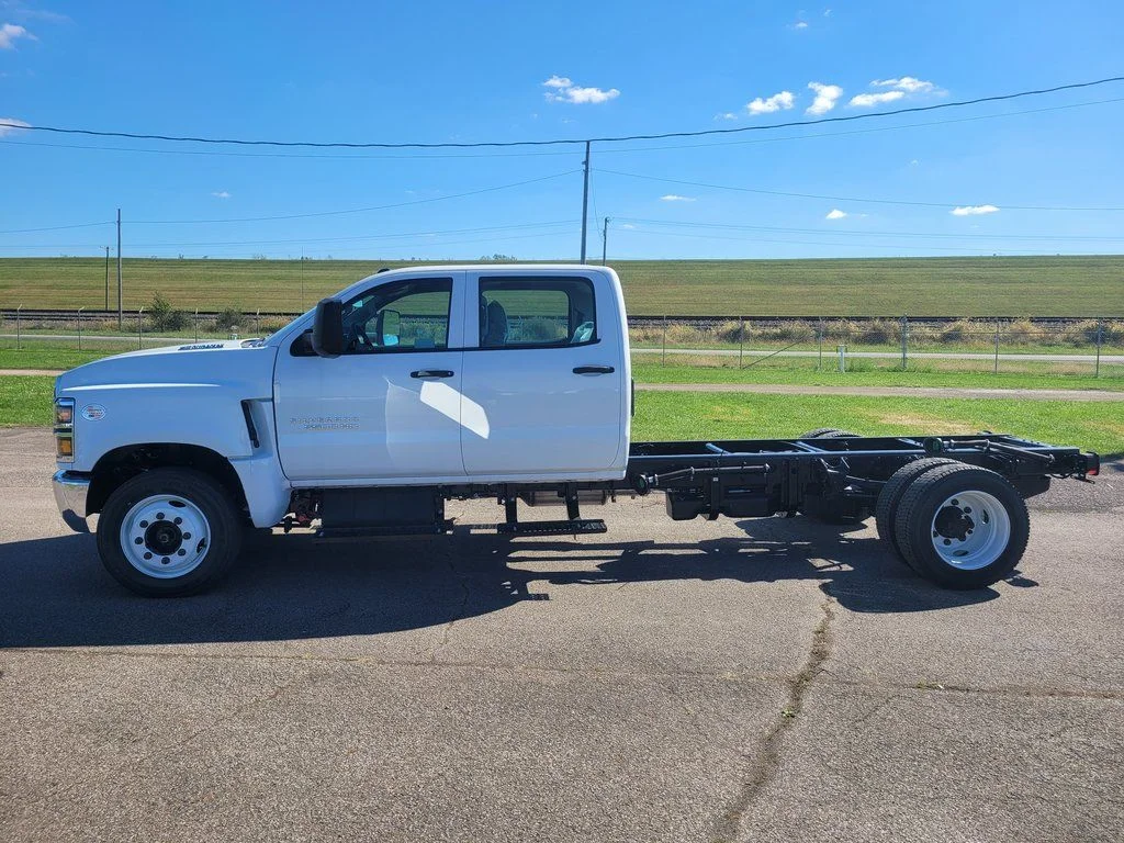 Used 2023  Chevrolet  image 2