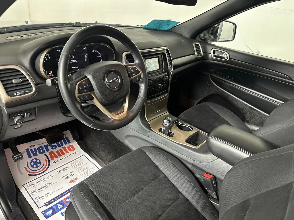Used 2015 Silver Jeep Laredo image 22