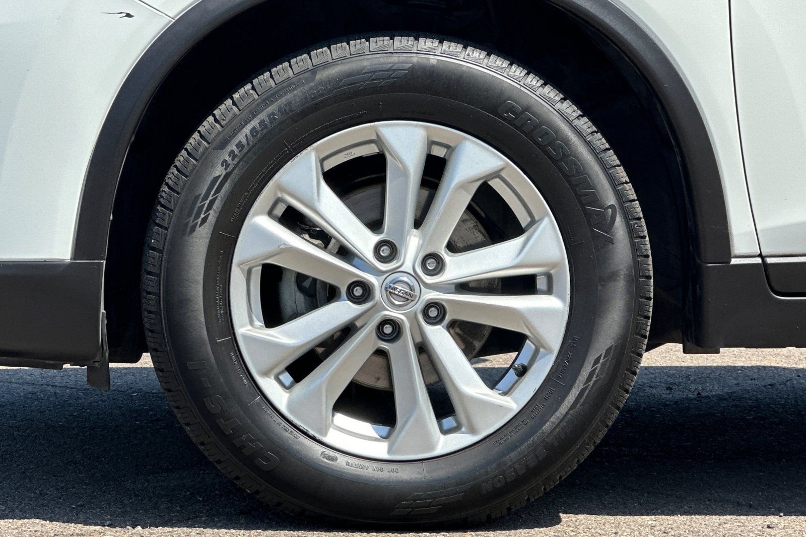 Used 2016 Glacier White Nissan SV image 25