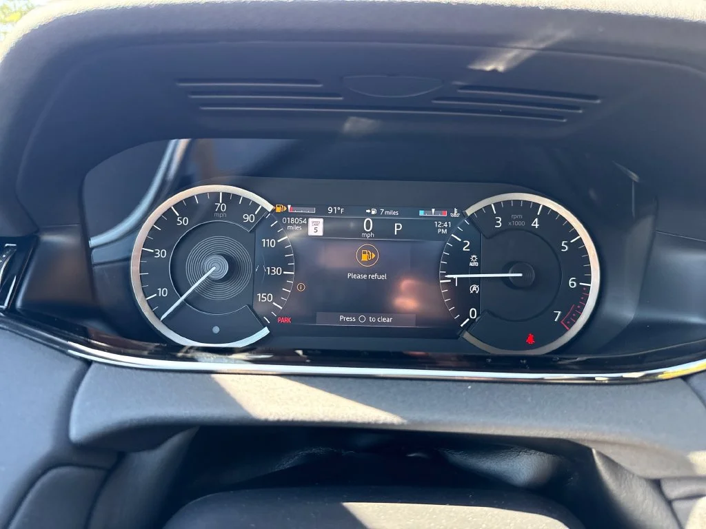Used 2023 Gold Land Rover R-Dynamic SE image 15