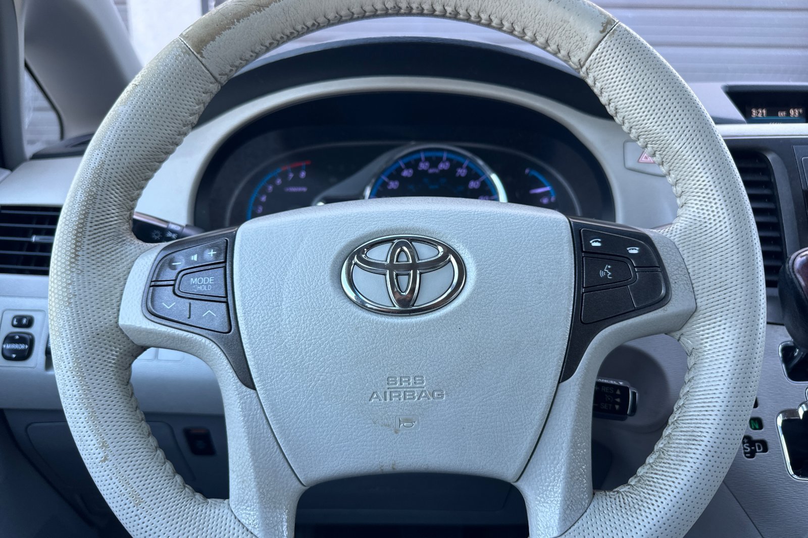 Used 2014 Super White Toyota XLE image 23