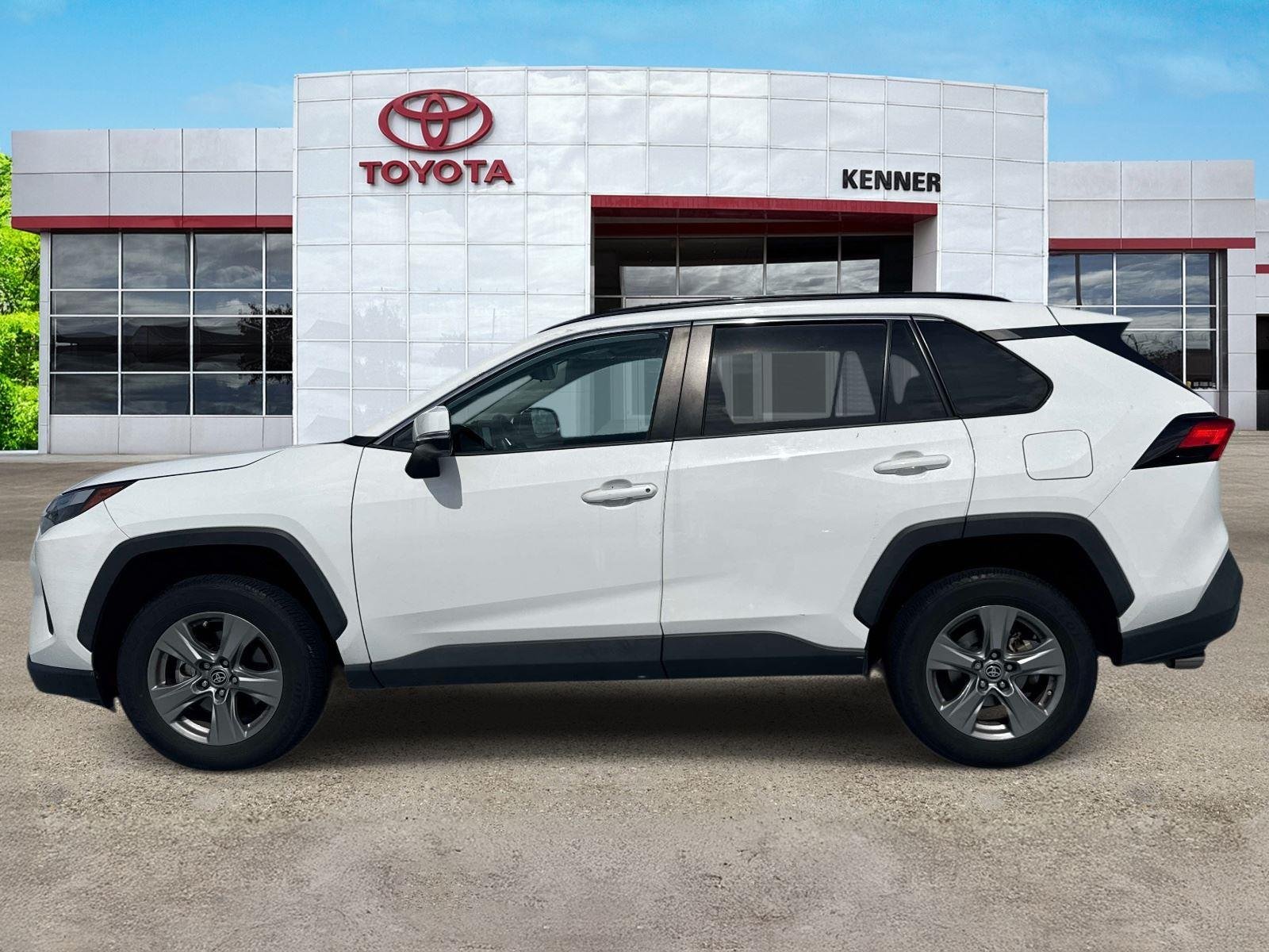 Used 2022 White Toyota XLE image 4