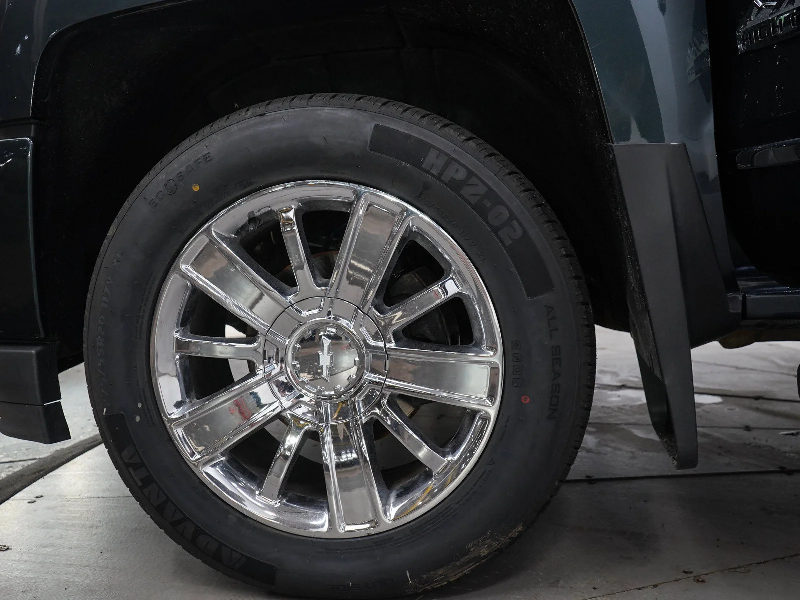 Used 2018 GRAPHITE METALLIC Chevrolet High Country image 31