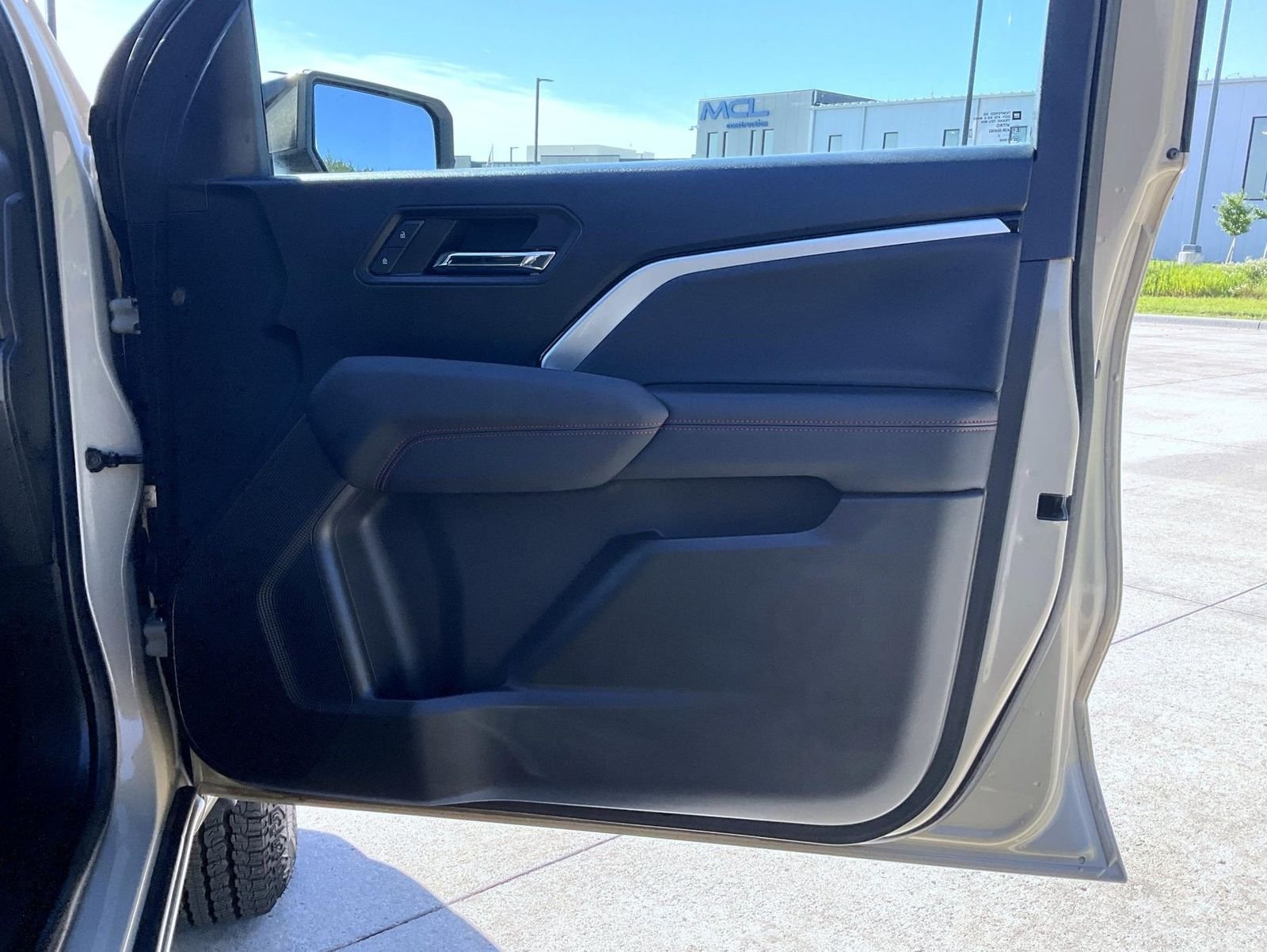 Used 2023 Beige Chevrolet Z71 image 17