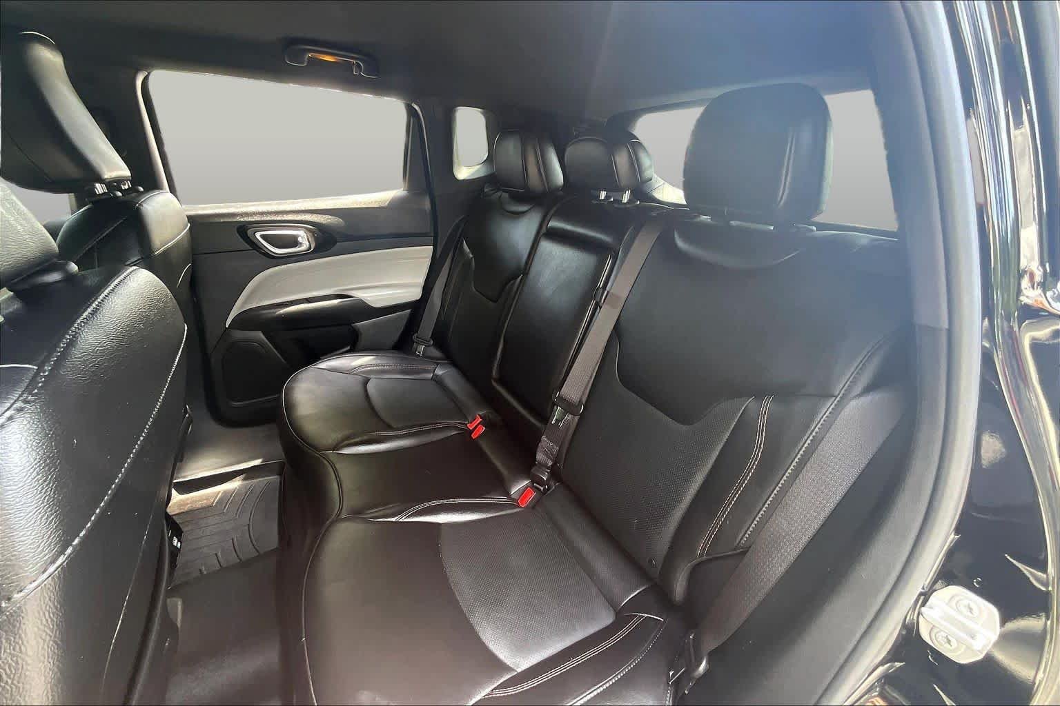 Used 2023 Diamond Black Crystal Pearlcoat Jeep Limited image 19