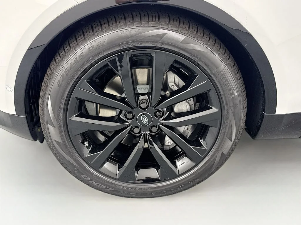 New 2026 Fuji White Land Rover Dynamic SE image 32