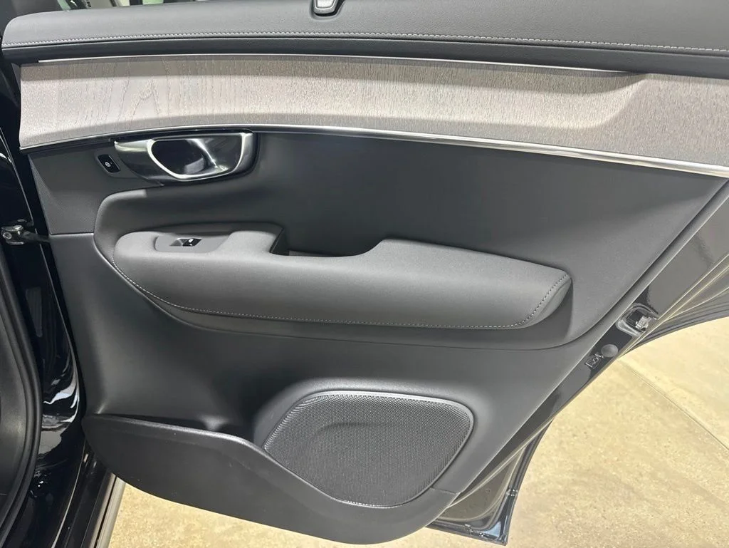 New 2026 Onyx Black Metallic Volvo B6 Plus 7-Seater image 23