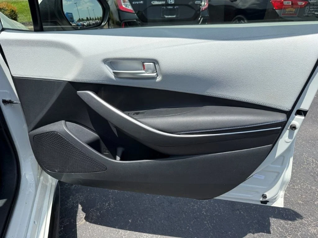 Used 2020 White Toyota SE image 18