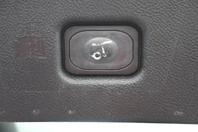 Used 2016 Luxe Metallic Lincoln Reserve image 25