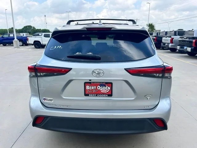 Used 2021 Silver Toyota XLE image 5
