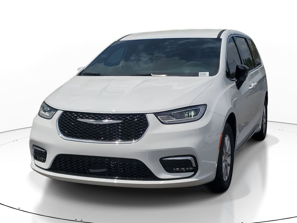 2026 Chrysler Pacifica Select's photo